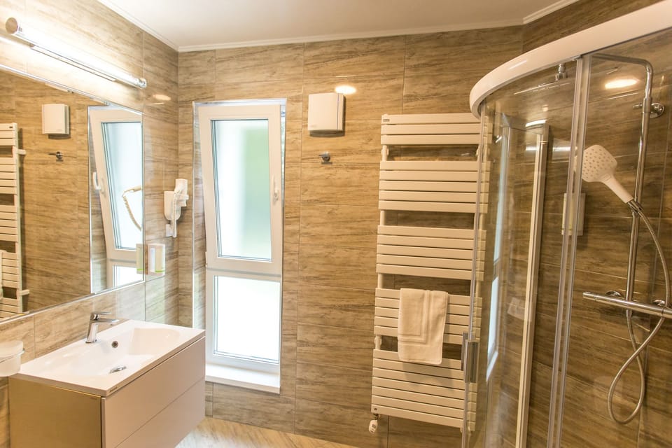 Superior Double Room, 1 Queen Bed, Non Smoking | Bathroom | Separate tub and shower, jetted tub, rainfall showerhead, hair dryer