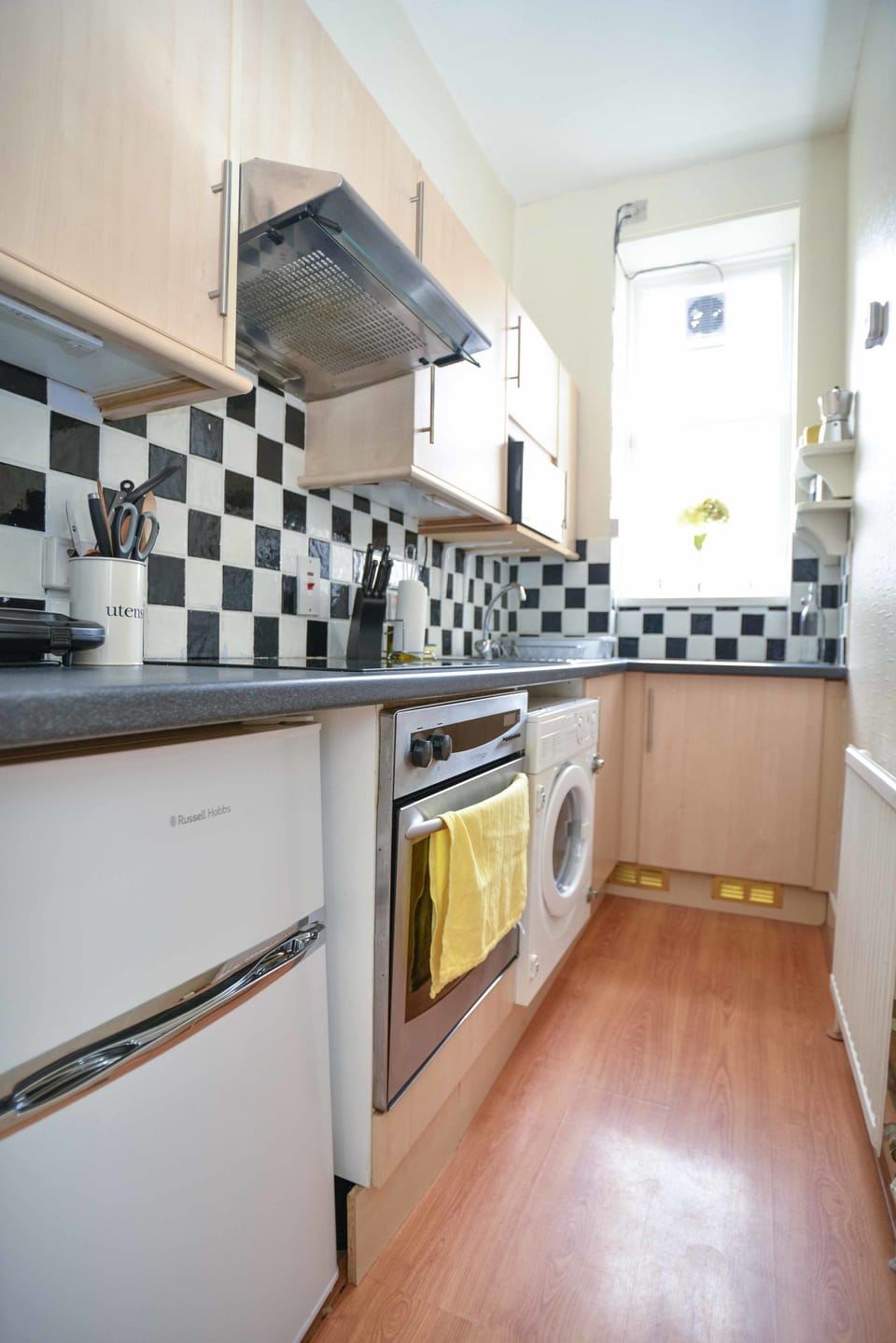 Apartment, 2 Double Beds, Non Smoking | Private kitchen | Fridge, microwave, oven, stovetop