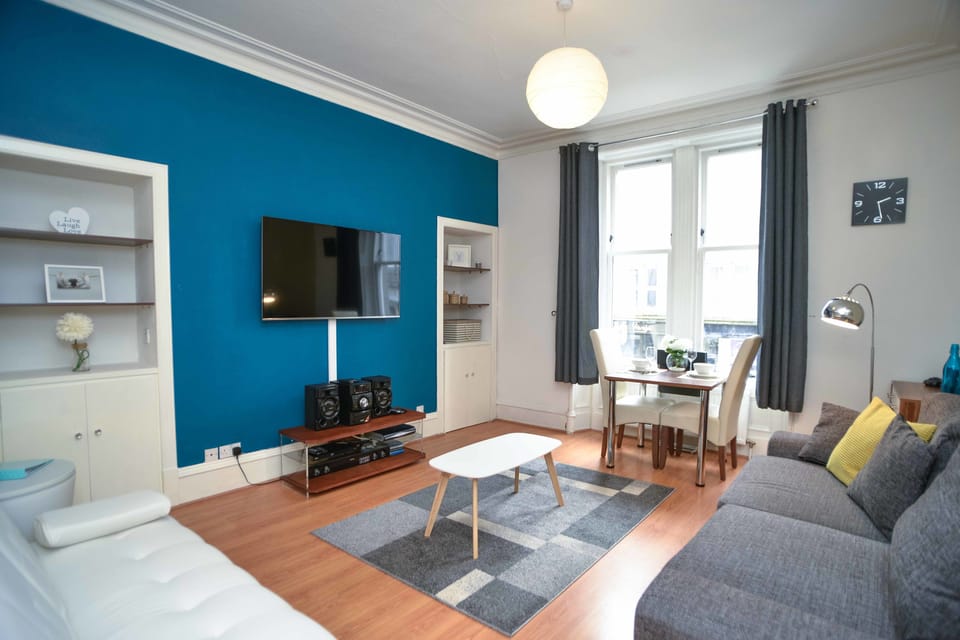 Apartment, 2 Double Beds, Non Smoking | 2 bedrooms, desk, iron/ironing board, free WiFi