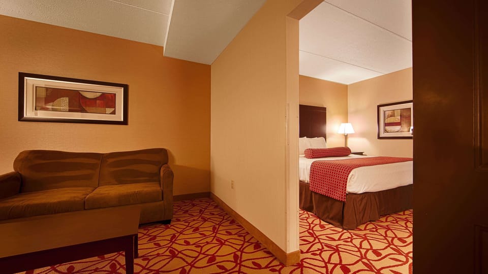 Standard Room, 1 King Bed, Non Smoking, Jetted Tub | Desk, laptop workspace, blackout drapes, iron/ironing board