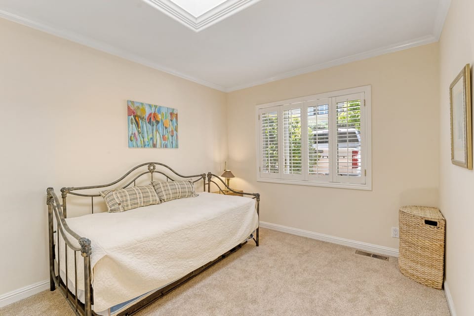 Day bed sleeps 2 people in 2 twin beds.