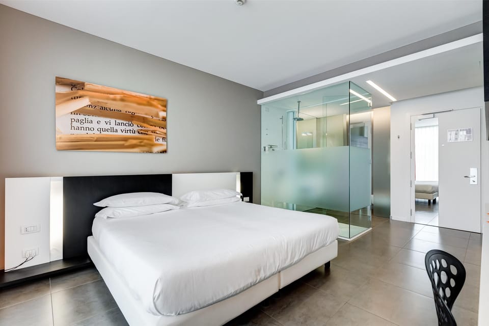 Classic Room, 1 King Bed | Premium bedding, down comforters, minibar, in-room safe