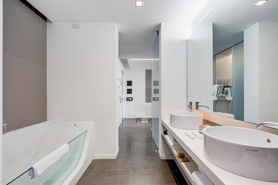 Shower, rainfall showerhead, free toiletries, hair dryer