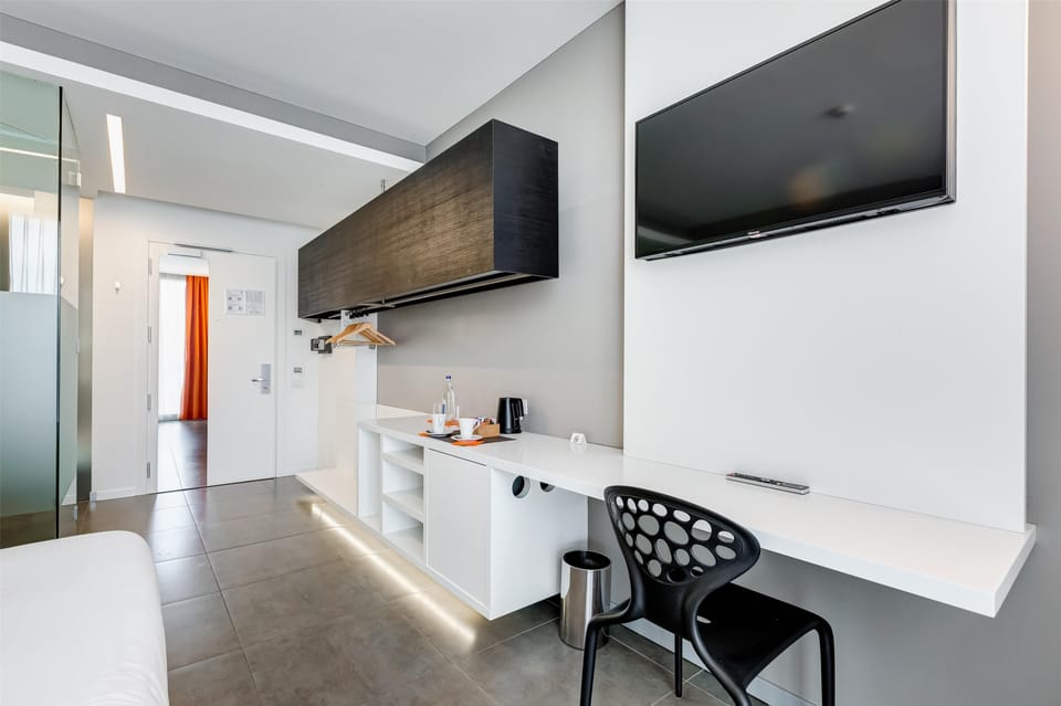 Classic Room, 1 King Bed | Premium bedding, down comforters, minibar, in-room safe