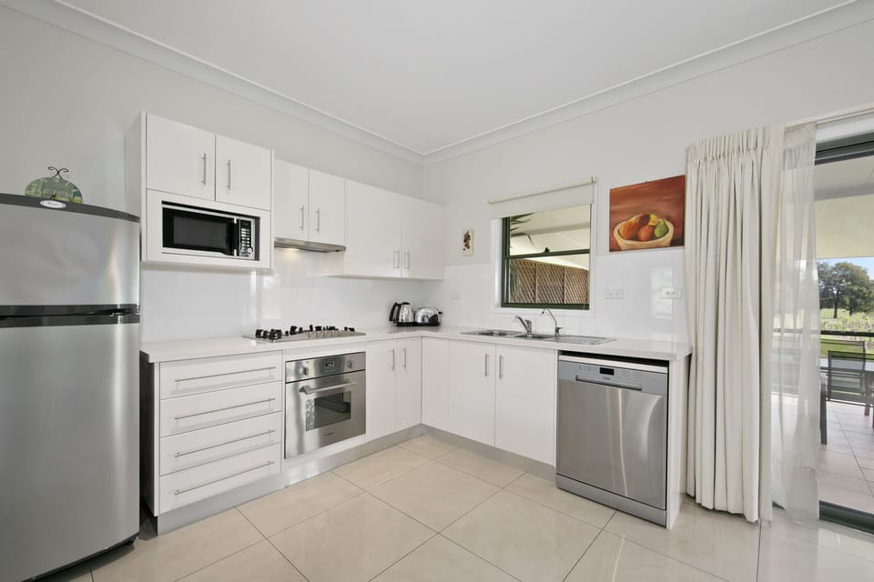 Coffee/tea maker, full-size fridge, microwave, oven