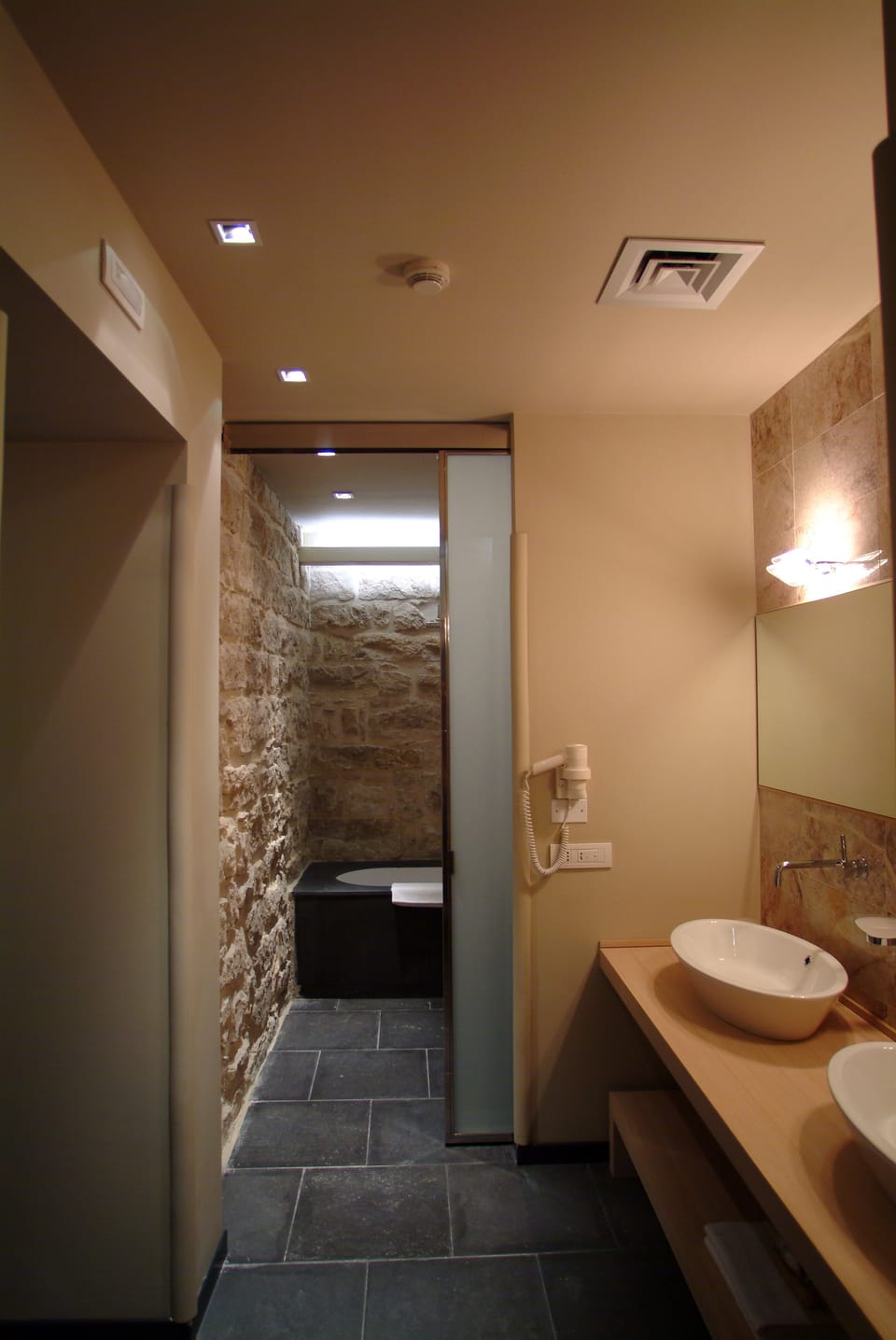 Superior Double or Twin Room | Bathroom | Rainfall showerhead, hair dryer, bidet, towels
