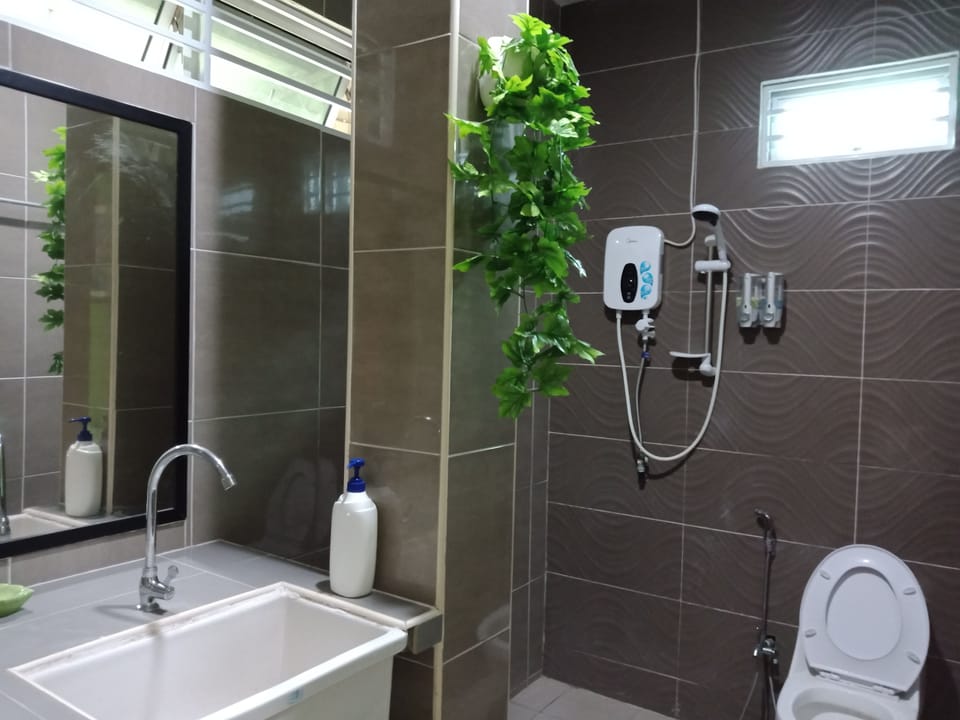 Comfort Room, 1 Queen Bed | Bathroom | Shower, free toiletries, hair dryer, slippers