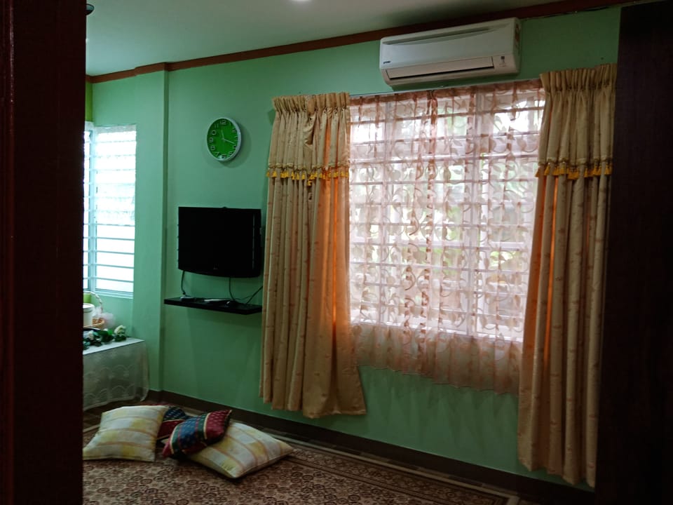 Comfort Room, 1 Queen Bed | Room amenity