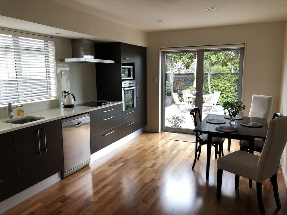  Kitchen dining with doors out to courtyard garden
