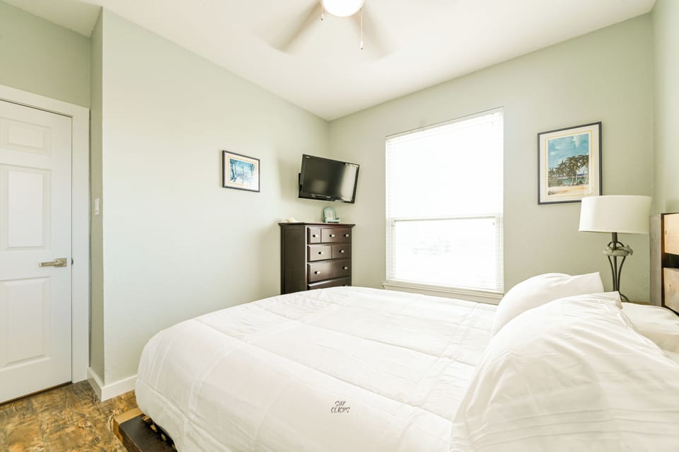 Guest bedroom, queen bed