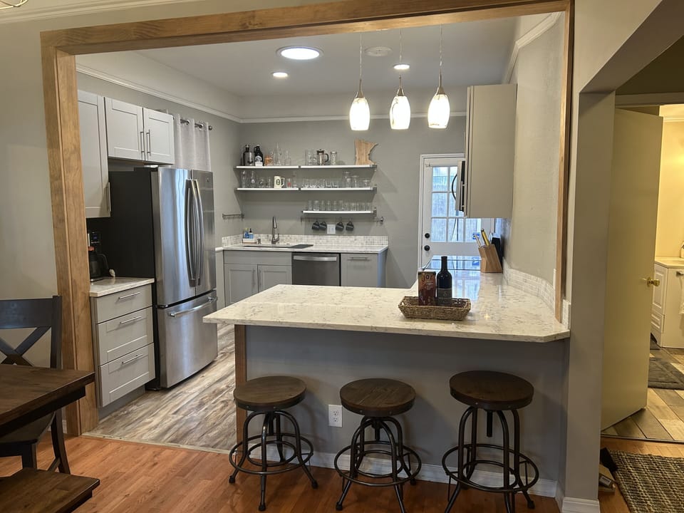 Kitchen bar with 3 stools