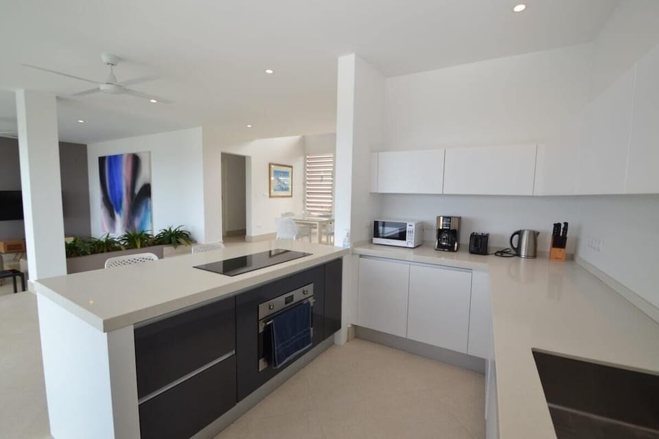 Fully equipped kitchen with top of the line appliances, 2 washers/Dryer, 
