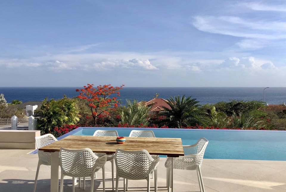 Garden & Ocean View. Escape the Cold, perfect weather all year.. 