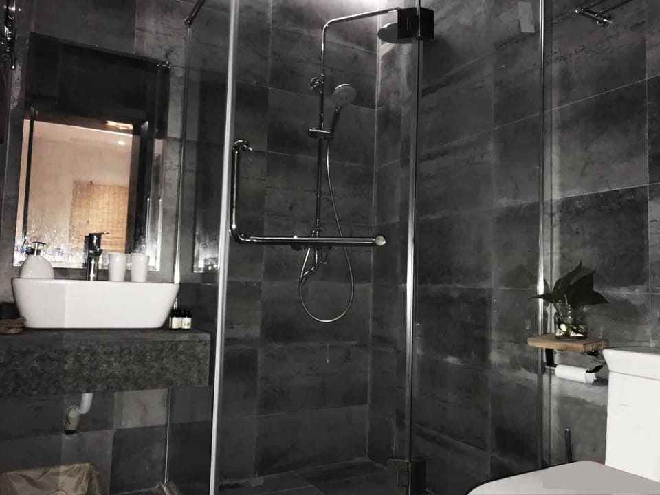 Elite Condo, 1 Queen Bed, Accessible, Non Smoking | Premium bedding, down comforters, memory foam beds, blackout drapes