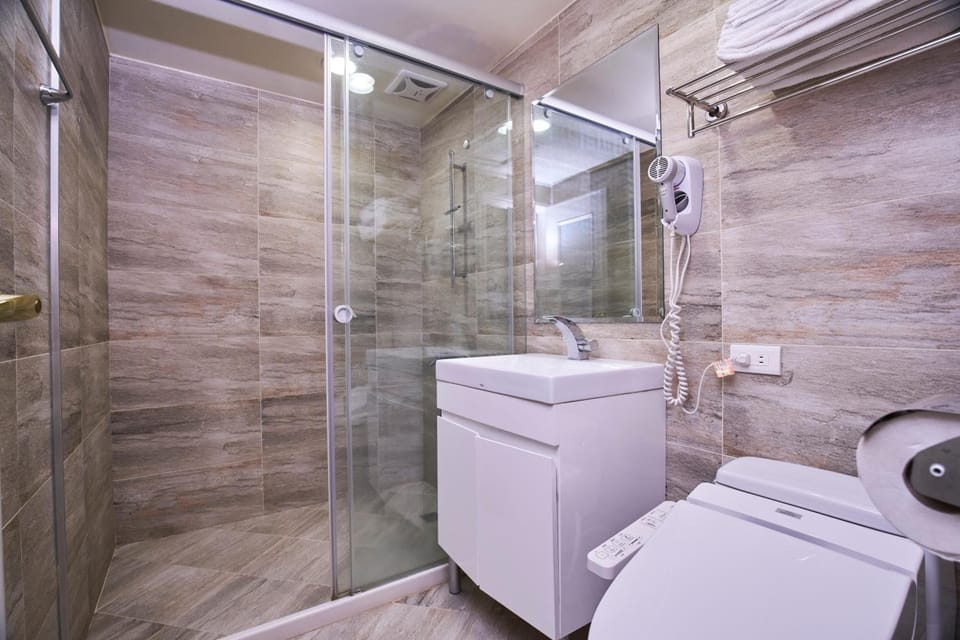 Shower, rainfall showerhead, free toiletries, hair dryer