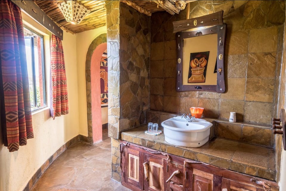 Deluxe Double Room (Chalet) | Bathroom | Shower, free toiletries, slippers, towels
