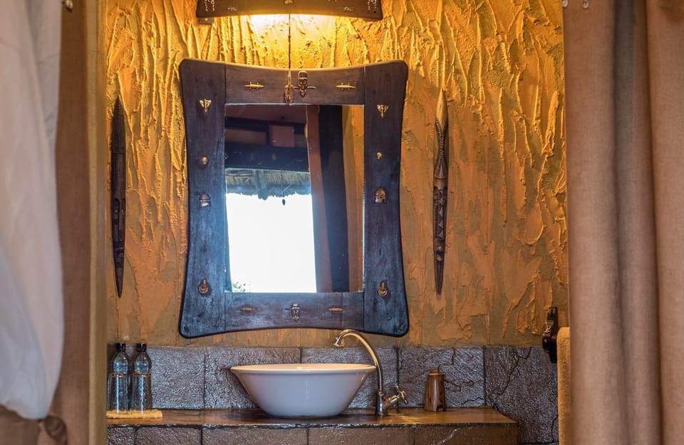 Twin Room (Chalet) | Bathroom | Shower, free toiletries, slippers, towels