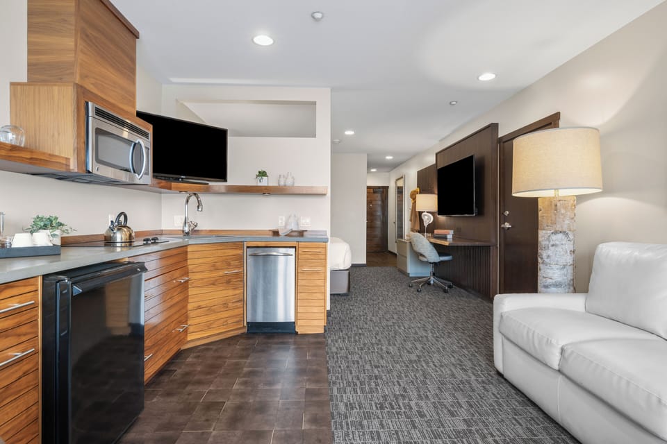 Junior Suite | Private kitchen | Fridge, microwave, stovetop, dishwasher