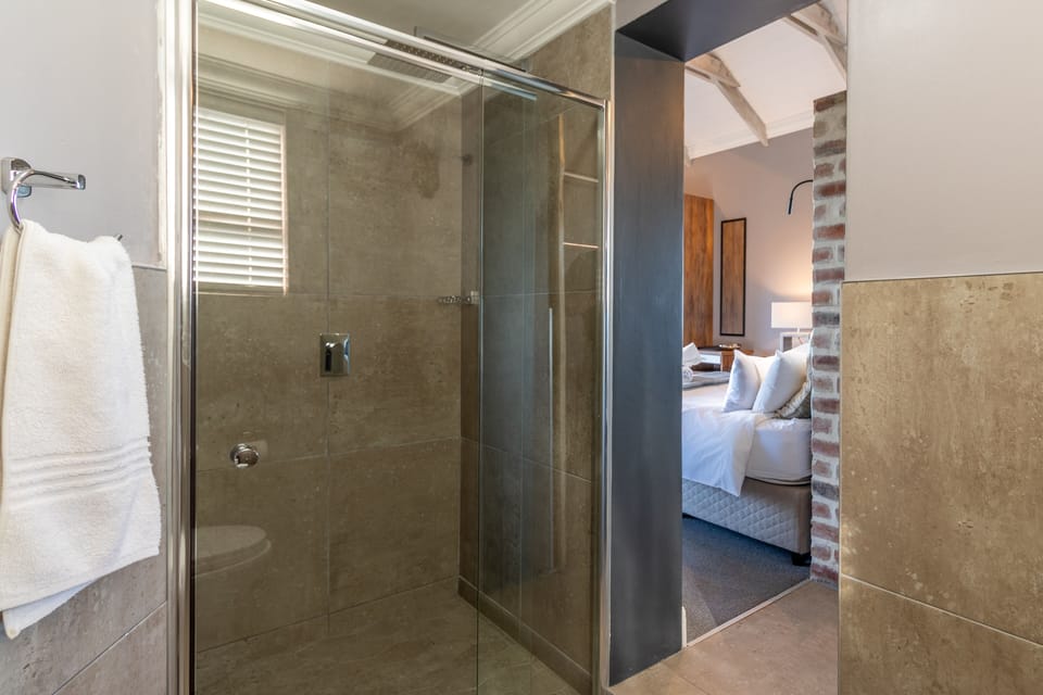 Luxury Studio Suite | Bathroom | Separate tub and shower, deep soaking tub, rainfall showerhead