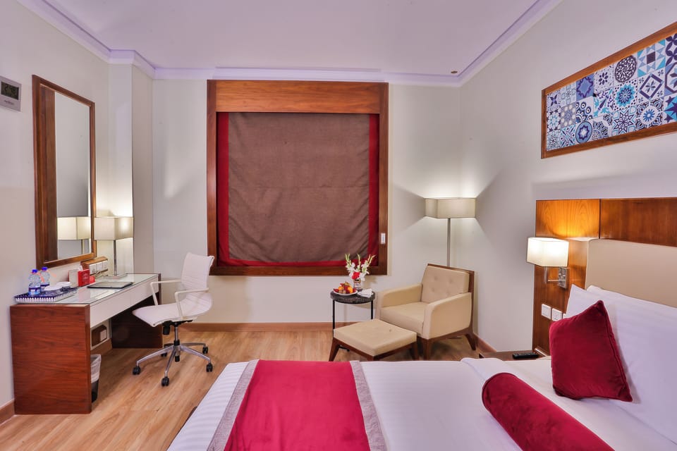 Deluxe Queen | In-room safe, desk, blackout drapes, iron/ironing board