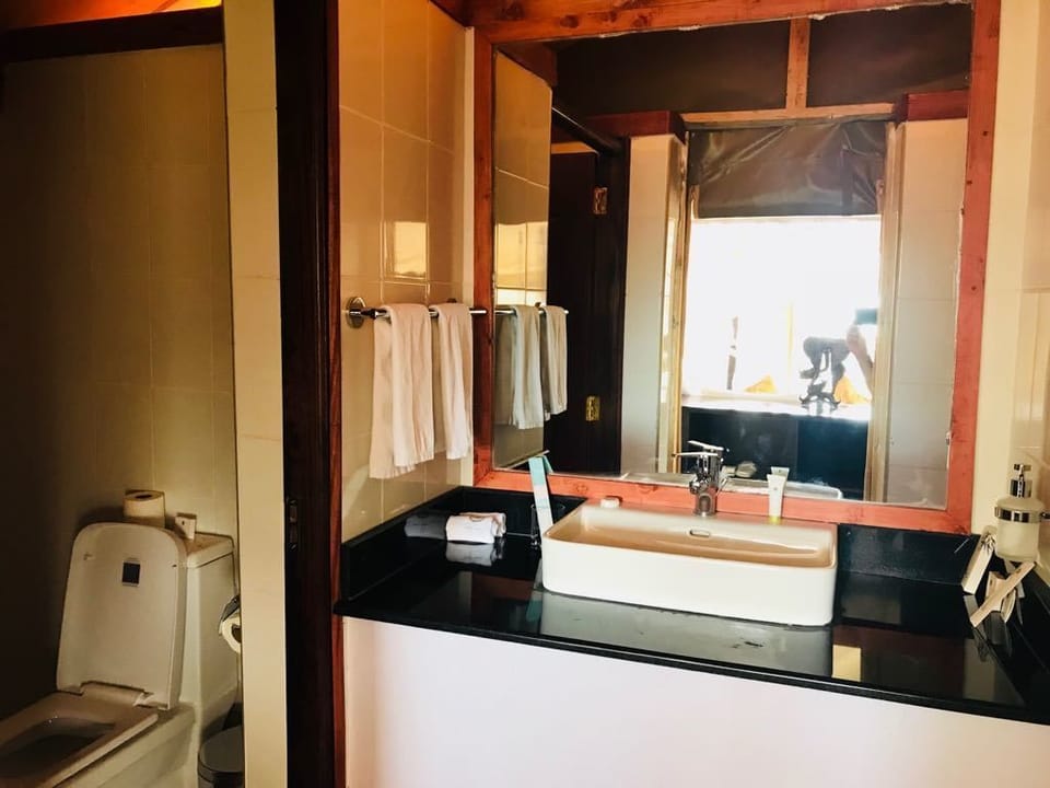 Shower, rainfall showerhead, free toiletries, bathrobes
