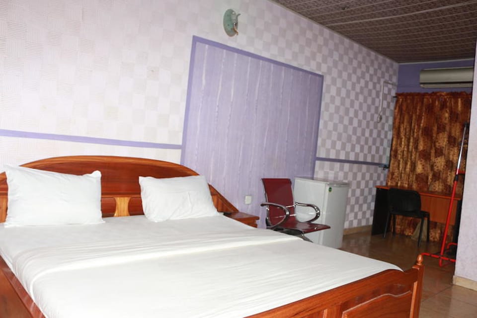 Executive Room, 1 Double Bed, Non Smoking | In-room safe, bed sheets, wheelchair access