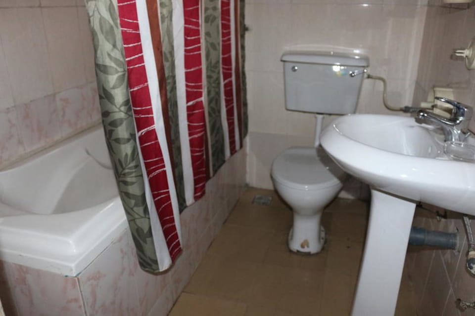 Executive Room, 1 Double Bed, Non Smoking | Bathroom | Towels