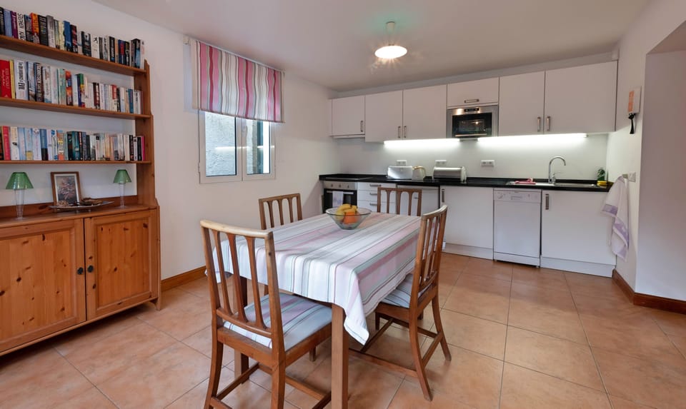 Cottage, 1 Double Bed | Private kitchen | Full-size fridge, microwave, oven, stovetop