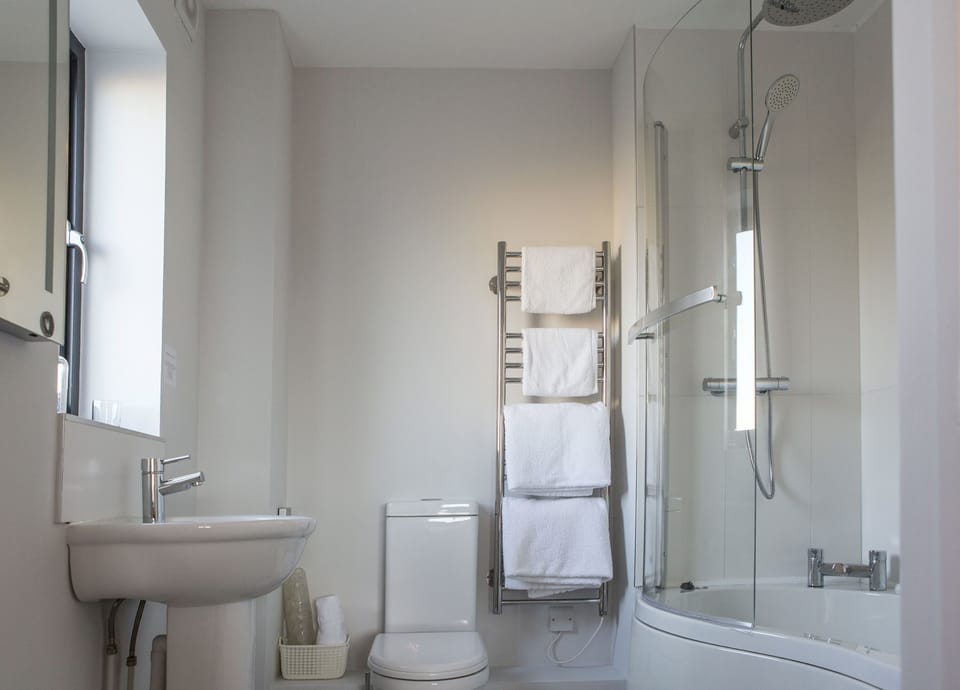 Superior Room, 1 King Bed | Bathroom | Towels