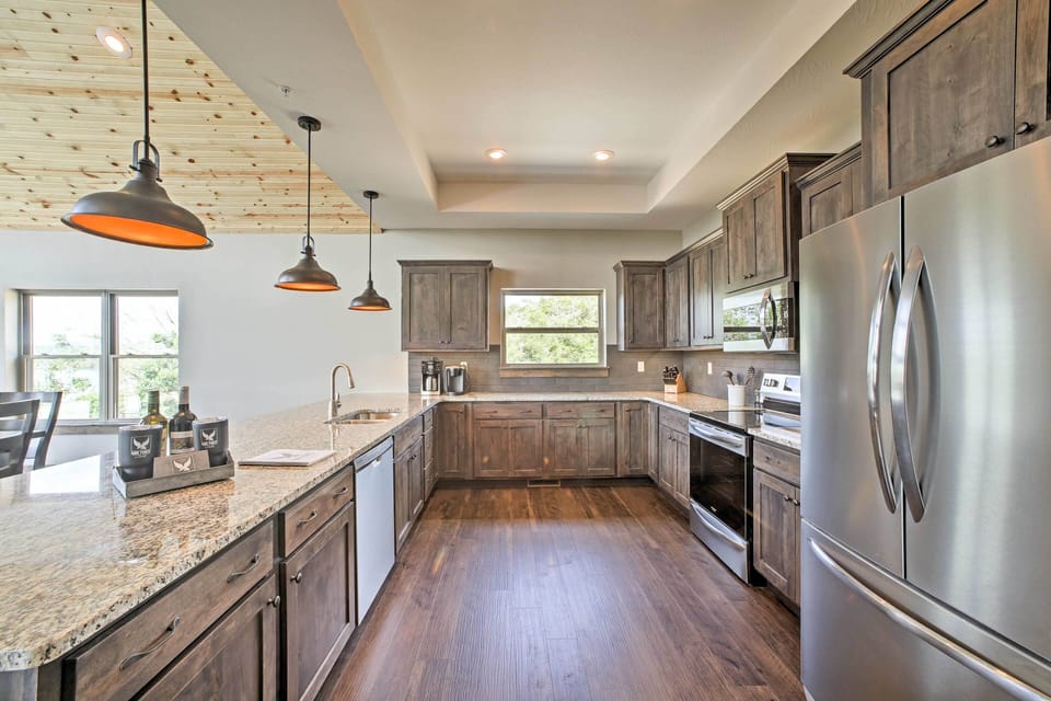 Kitchen | Ice Maker | Toaster | Trash Bags & Paper Towels | 1st Floor
