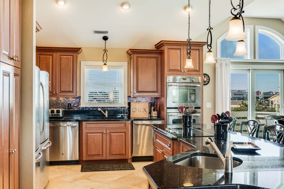 EE08:  Relax Inn 5110 | Top Level Kitchen