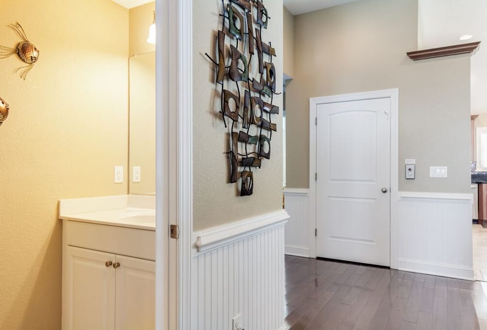 EE08: Relax Inn 5110 | Top Level Half Bath