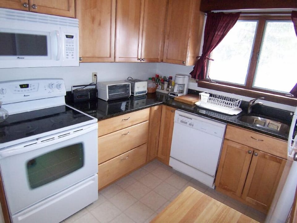 Fully equipped granite countertop all new kitchen