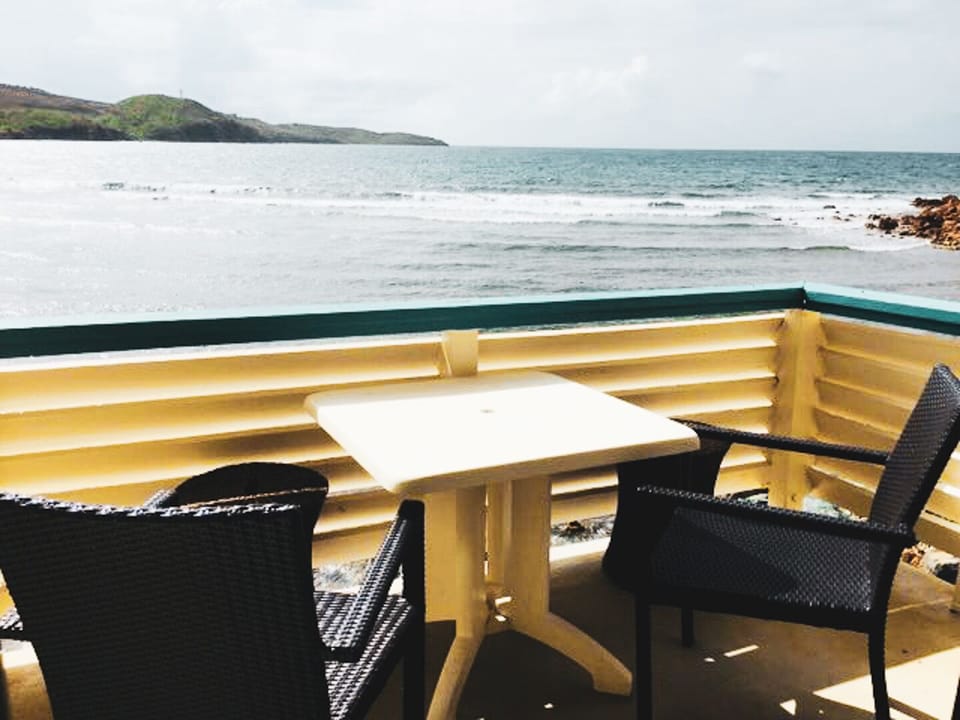 End corner unit offers privacy and serenity - like being on the bow of a boat