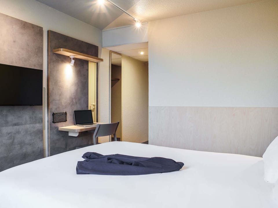 Classic Room, 1 Double Bed | Hypo-allergenic bedding available, desk, laptop workspace