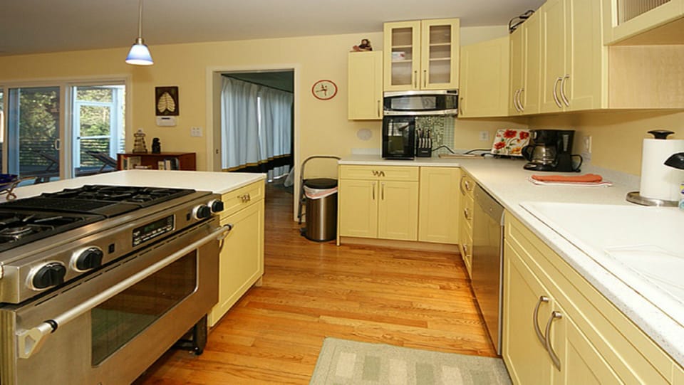 Gas Stove and beautiful well equipped kitchen for cooking and baking