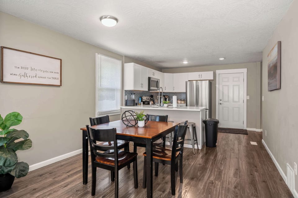 Dining Area - Main Floor