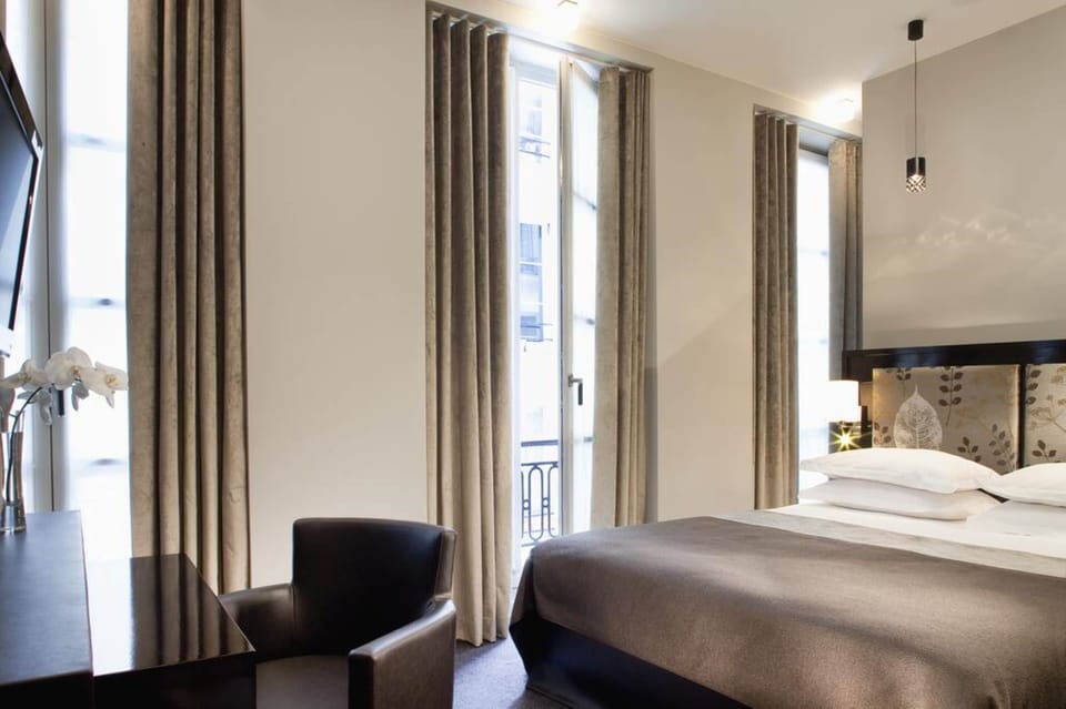Standard Double Room, 1 Queen Bed, Bathtub | Minibar, in-room safe, desk, soundproofing