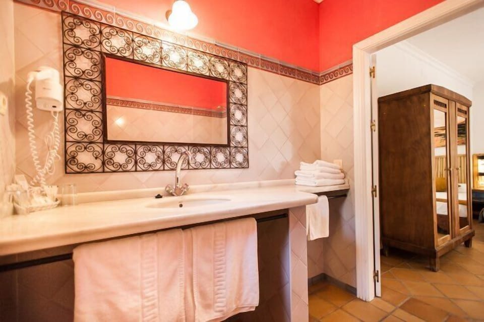 Combined shower/tub, free toiletries