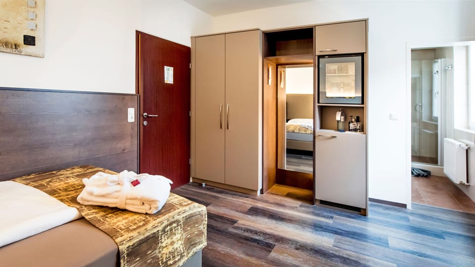 Business Single Room | Premium bedding, pillowtop beds, minibar, in-room safe