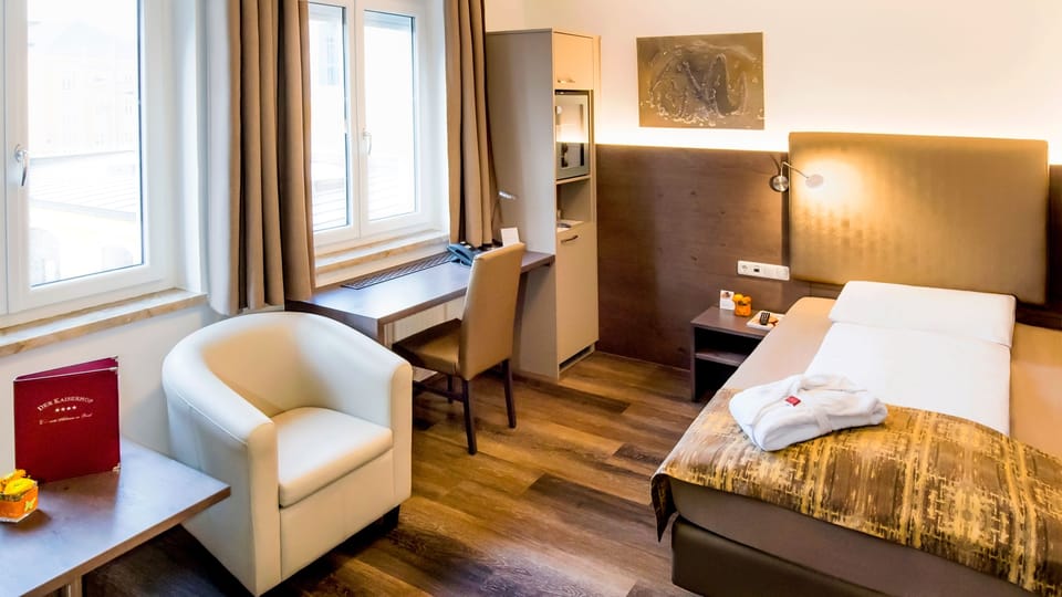 Business Single Room | Premium bedding, pillowtop beds, minibar, in-room safe