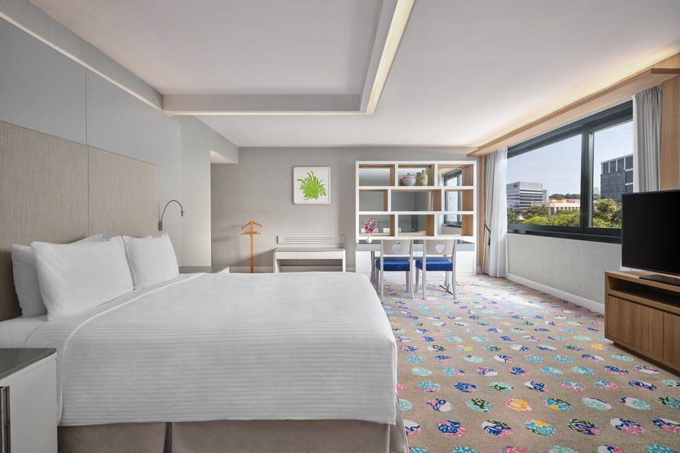 Premier Suite | In-room safe, desk, blackout drapes, iron/ironing board