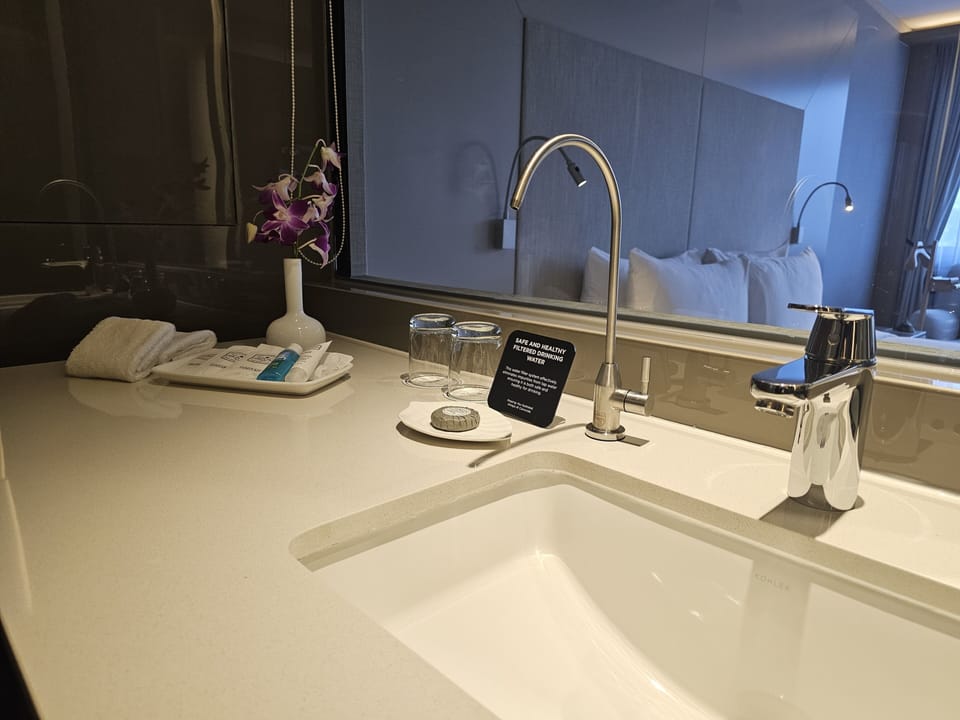Premier Room (Club) | Bathroom | Shower, free toiletries, hair dryer, bathrobes