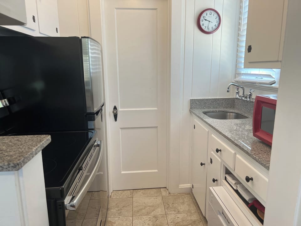 Full size kitchen.