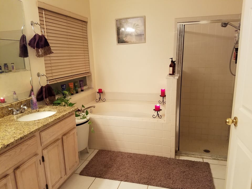 Ensuite bathroom - Large tub, shower, 2 sinks and enclosed toilet