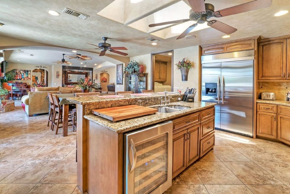 Kitchen Wine Chiller w/upgraded Appliances 