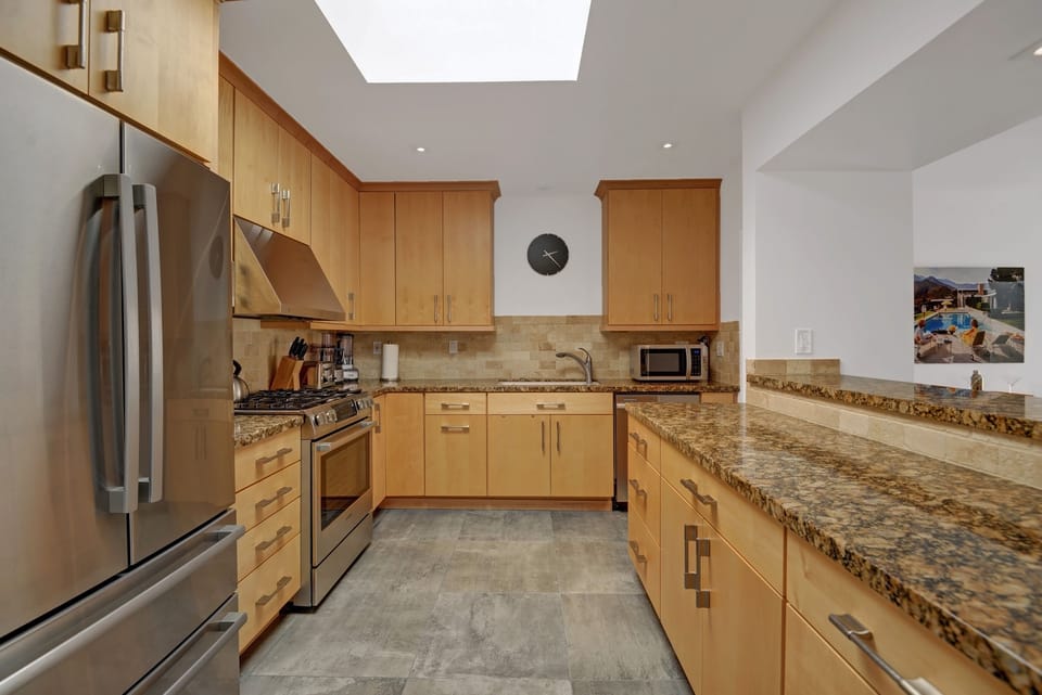 KITCHEN - Oranj Palm Vacation Homes.jpg
