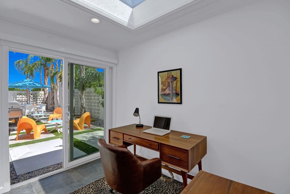 OFFICE NOOK - Oranj Palm Vacation Homes.jpg