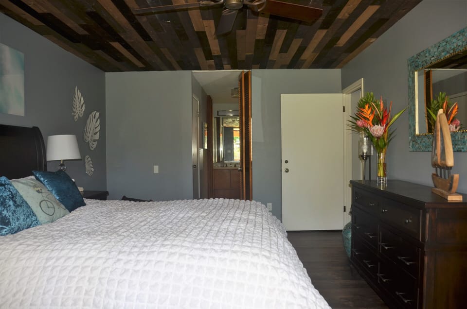 New king-size bed and ensuite in master bedroom with in-room air conditioning