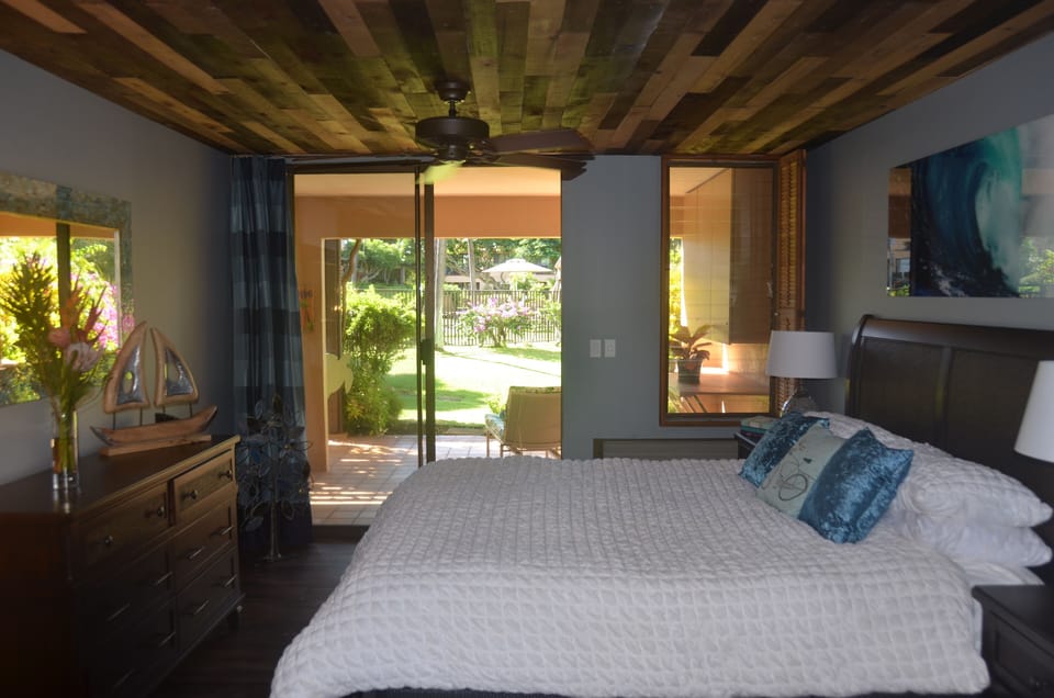New king-size bed and ensuite in master bedroom with in-room air conditioning